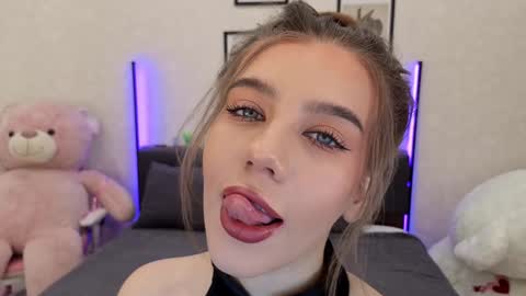 Dolly online show from October 15, 2025, 1:22 pm