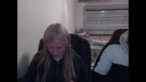 Snapshot of jenisandpeter chatting on May 4, 2026, 6:37 pm JenisAndPeter online show from May 4, 2026, 6:37 pm
