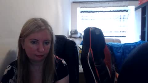 Snapshot of jenisandpeter chatting on June 1, 2026, 6:15 am JenisAndPeter online show from June 1, 2026, 6:15 am