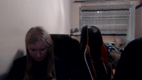 Snapshot of jenisandpeter chatting on June 1, 2026, 6:20 pm JenisAndPeter online show from June 1, 2026, 6:20 pm