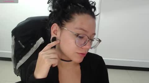 jenn online show from December 1, 2025, 8:03 pm