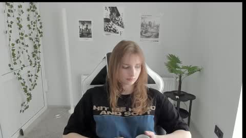 Snapshot of jenniestar chatting on May 27, 2026, 12:24 pm Karla online show from May 27, 2026, 12:24 pm