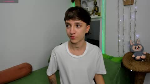 jero independent model online show from December 18, 2025, 1:22 am