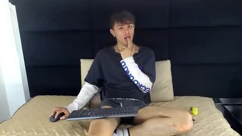 Snapshot of jerom_xx chatting on October 18, 2025, 8:20 pm Jerom xx online show from October 18, 2025, 8:20 pm