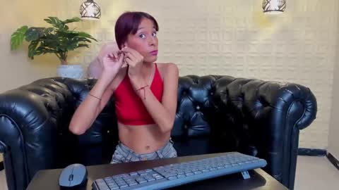 Snapshot of jessy_skinny_ chatting on October 5, 2025, 2:43 am Jessy online show from October 5, 2025, 2:43 am
