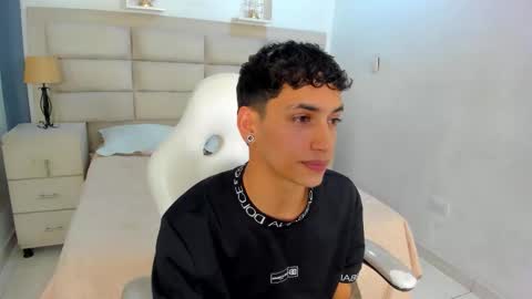 jhoanleandro online show from December 17, 2025, 5:57 am