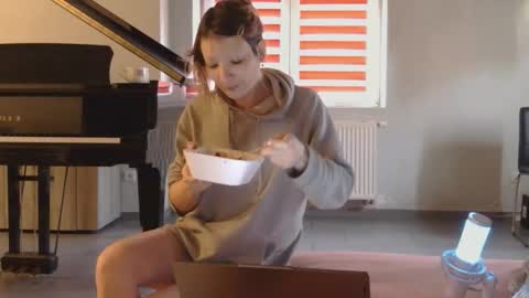 Snapshot of jhopeftw chatting on January 17, 2026, 11:59 am Anya online show from January 17, 2026, 11:59 am