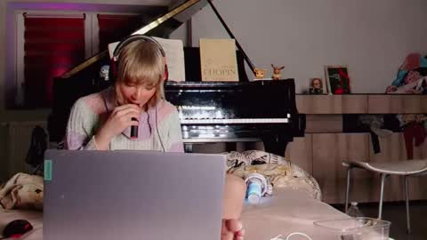 Snapshot of jhopeftw chatting on February 26, 2026, 7:35 pm Anya online show from February 26, 2026, 7:35 pm