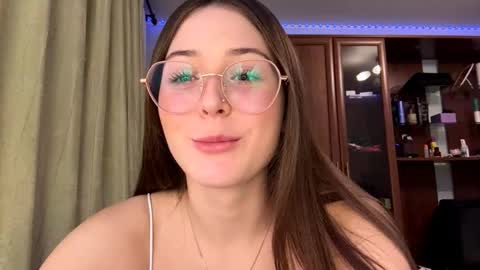 Adel online show from November 28, 2025, 5:26 pm