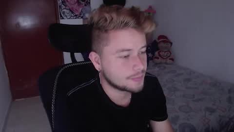 JOHAN independient model online show from December 4, 2025, 3:21 pm