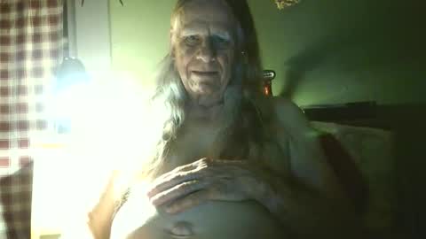 johnnieq1971 online show from April 28, 2026, 2:27 am