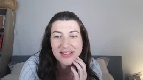 jolie_cam online show from April 12, 2026, 7:41 pm