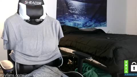 Snapshot of jonnydieston777 chatting on April 19, 2026, 1:05 am JonnyDieston online show from April 19, 2026, 1:05 am
