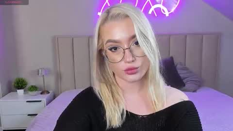 Snapshot of joyfuljasmine chatting on October 18, 2025, 9:21 am Vickie online show from October 18, 2025, 9:21 am