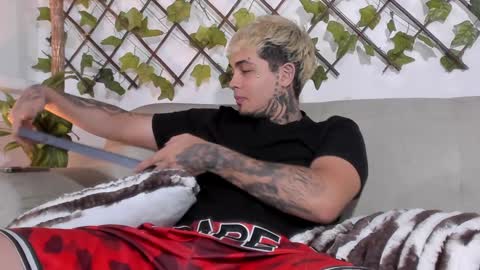 juan_alvarez18 online show from February 4, 2025, 6:14 am