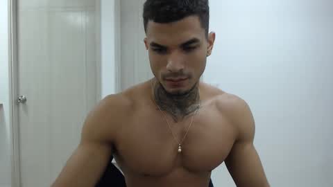 juan_gomez_1 online show from December 28, 2024, 11:41 am