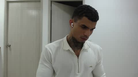 juan_gomez_1 online show from December 29, 2024, 10:47 pm