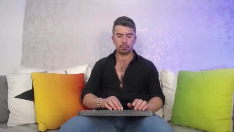 Juan k online show from December 5, 2025, 1:52 pm