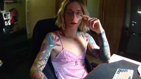 Julia online show from March 4, 2025, 4:52 pm