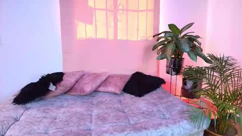 Jules and Gia online show from November 9, 2025, 8:40 pm