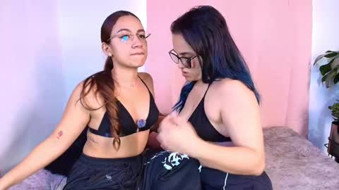 Snapshot of jules_n_gia chatting on January 31, 2026, 7:11 pm Jules and Gia online show from January 31, 2026, 7:11 pm