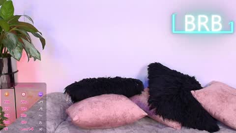 Jules and Gia online show from April 19, 2026, 4:39 pm