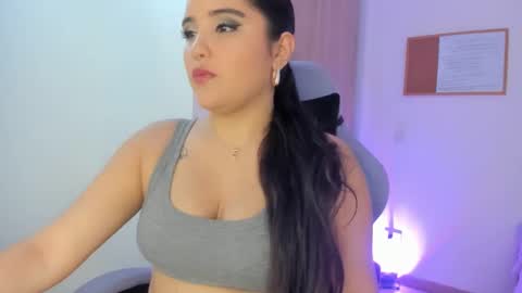 juli_santos_22 online show from January 28, 2025, 12:43 pm