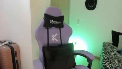 juli_santos_22 online show from February 22, 2025, 4:19 pm