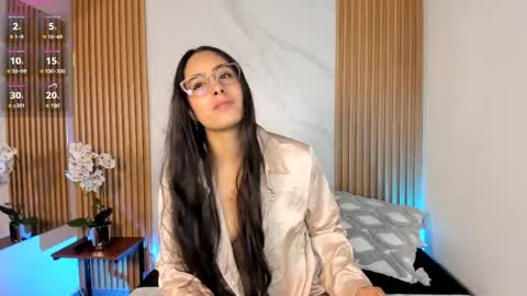 J U L IA   M A R T I N E Z online show from April 17, 2026, 11:35 am