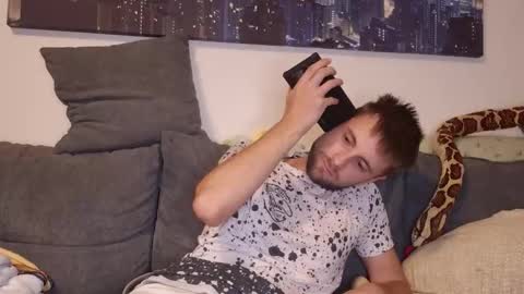 julia_official online show from November 6, 2025, 5:47 pm