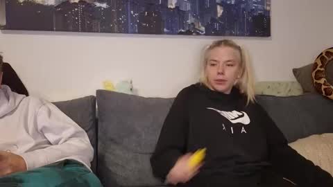 julia_official online show from November 9, 2025, 8:07 pm