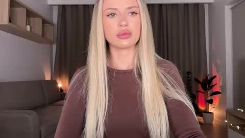 Julia R Le online show from October 1, 2025, 10:49 pm