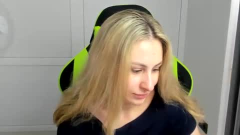 Snapshot of julia_sunshinee chatting on July 3, 2026, 7:48 am Julia online show from July 3, 2026, 7:48 am