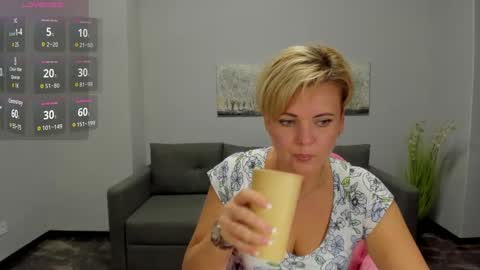 Snapshot of julia_wilsons chatting on December 6, 2024, 1:44 pm Julia online show from December 6, 2024, 1:44 pm