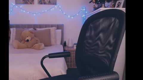 julialiones online show from December 26, 2024, 3:31 pm