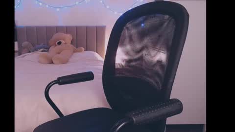 julialiones online show from January 8, 2025, 8:29 pm