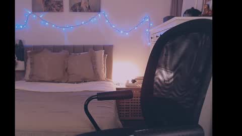 julialiones online show from February 3, 2025, 5:46 pm