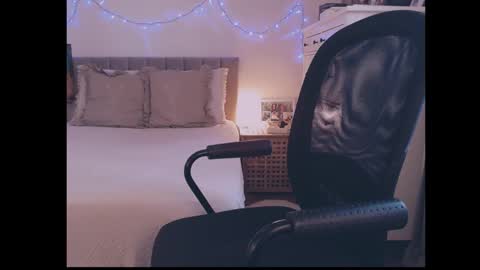 julialiones online show from October 5, 2025, 9:18 am