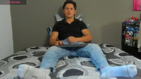 julian_wallace1 online show from June 11, 2026, 9:46 pm