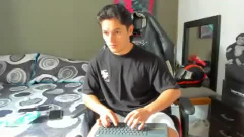 julian_wallace1 online show from June 17, 2026, 1:12 pm