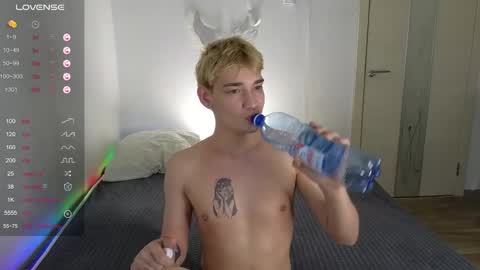 Snapshot of julian_win chatting on April 28, 2026, 12:53 am Eren online show from April 28, 2026, 12:53 am