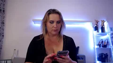 Julia online show from March 2, 2025, 9:54 pm