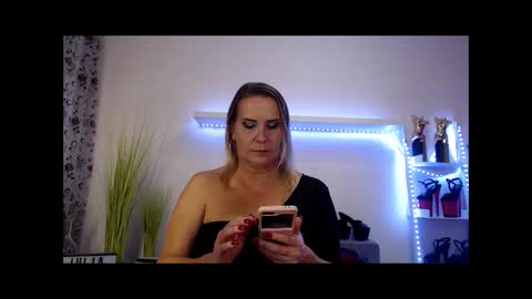 Julia online show from November 17, 2025, 9:20 pm