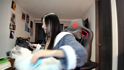 Jeimy Help me to reach 100 thumbs up online show from December 9, 2024, 12:12 am