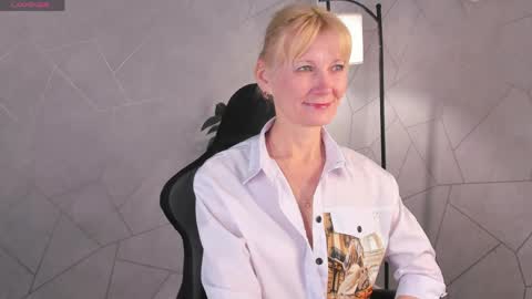 Julie Lucasss online show from May 15, 2026, 12:17 am