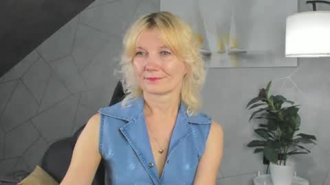 Snapshot of julie_lucasss chatting on June 25, 2026, 12:21 am Julie Lucasss online show from June 25, 2026, 12:21 am