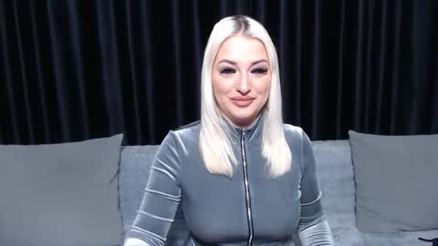 julia online show from February 3, 2025, 10:43 pm