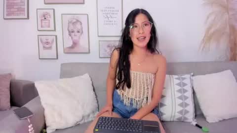 Snapshot of juliee_ross chatting on June 18, 2026, 1:37 pm juliee_ross online show from June 18, 2026, 1:37 pm