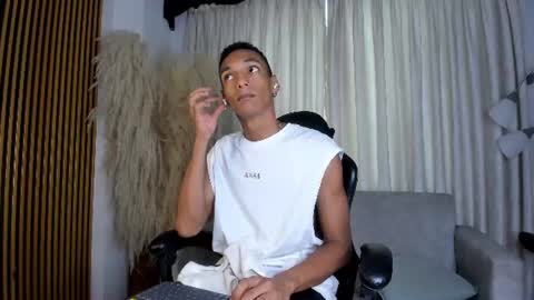 Snapshot of juliensaint_ chatting on June 16, 2026, 11:35 am Julien online show from June 16, 2026, 11:35 am
