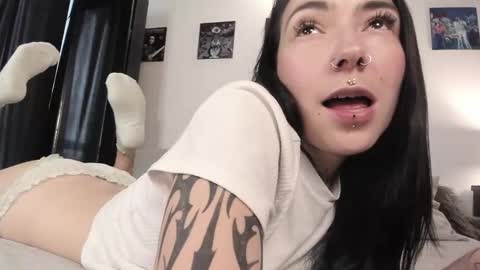 juliet_sourire online show from February 13, 2025, 5:44 pm